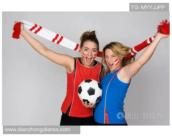 足球明星与时尚女生手拿包的完美搭配展现运动与潮流的结合 足球明星与时尚女生手拿包的完美搭配展现运动与潮流的结合